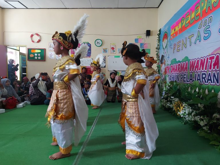 Pelepasan dan Pentas Seni TK Dharma Wanita Kutoanyar Tahun Pelajaran 2021/2022