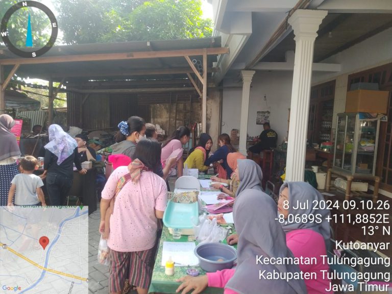 Penimbangan berat badan dan pengukuran tinggi badan di Posyandu Balita VII