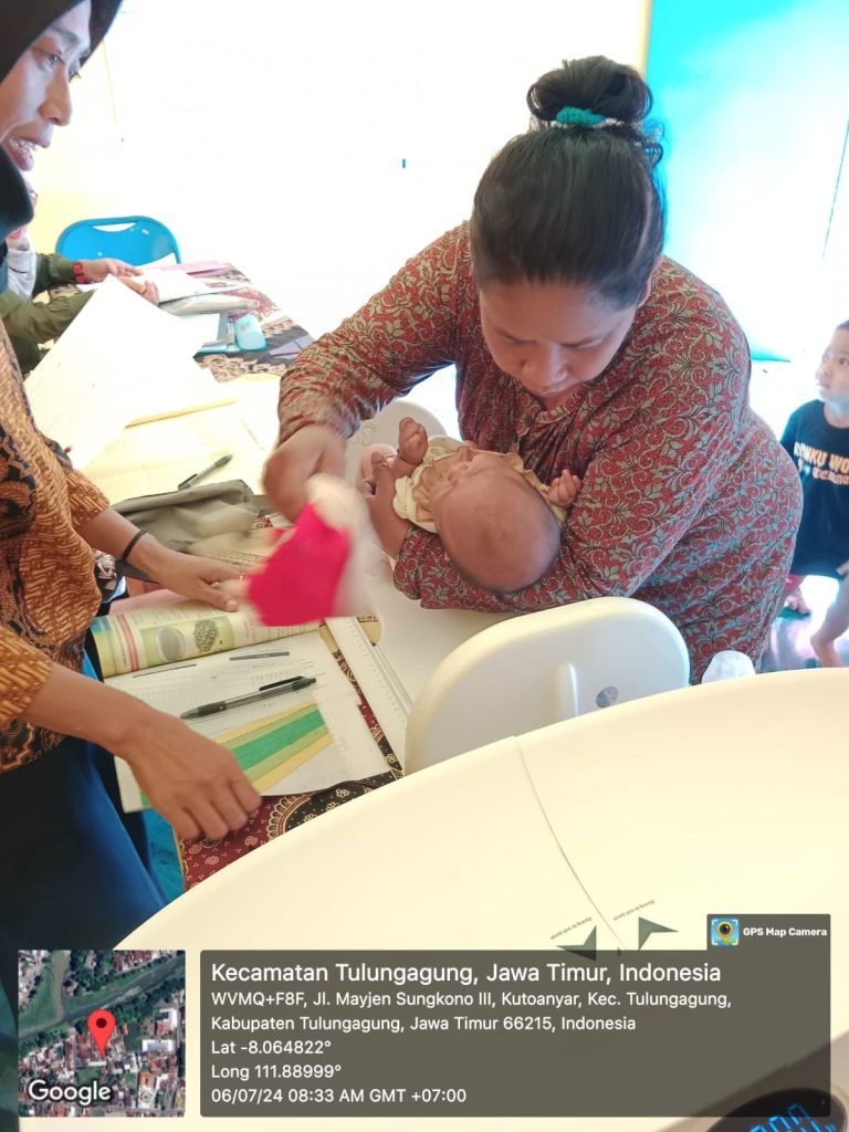 Penimbangan berat badan dan pengukuran tinggi badan di Posyandu Balita VI